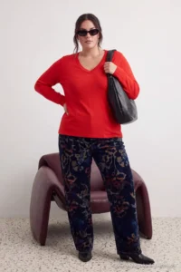 Trendyol Curve Red Soft Fabric V-neck Fitted Flexible Knitting Plus Size Blouse - Image 3