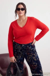 Trendyol Curve Red Soft Fabric V-neck Fitted Flexible Knitting Plus Size Blouse - Image 4