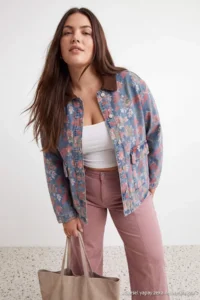 Trendyol Curve BLUE flower patterned DENIM Plus Size Jacket - Image 3