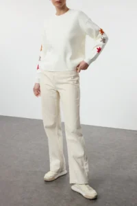 TRENDYOLMİLLA Ecru Floral Embroidered Knitwear Sweater - Image 2