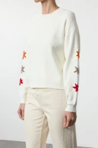 TRENDYOLMİLLA Ecru Floral Embroidered Knitwear Sweater - Image 3