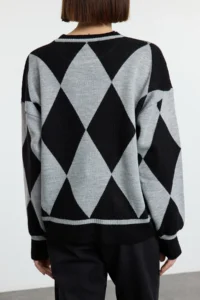TRENDYOLMİLLA Gray Baklava Patterned Crew Neck Knitwear Sweater - Image 4