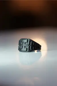 The Collection Labirent pattern Model Adjustable Black Ring - Image 3