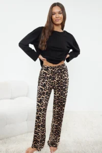 TRENDYOLMiLLA Black Leopard Patterned Knitted Pajama Set