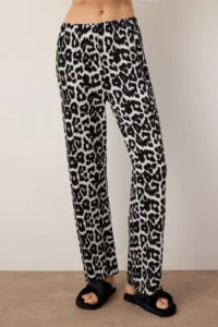 TRENDYOLMiLLA White-Black Leopard Patterned Knitted Pajama Set - Image 3