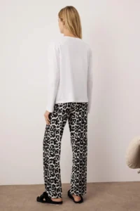 TRENDYOLMiLLA White-Black Leopard Patterned Knitted Pajama Set - Image 4