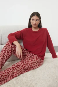TRENDYOLMiLLA Red Leopard Patterned Fleece Winter Knitted Pajama Set