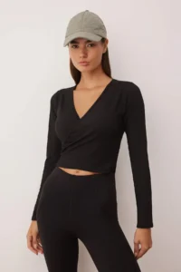 TRENDYOLMİLLA Black Scuba Material Crop Knitting Sports Top/Blouse - Image 2