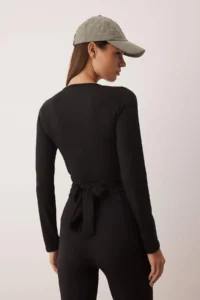 TRENDYOLMİLLA Black Scuba Material Crop Knitting Sports Top/Blouse - Image 4