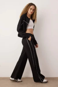 TRENDYOLMİLLA Black Piped Wide Leg/Wide Leg Knitting Sports Sweatpants - Image 2