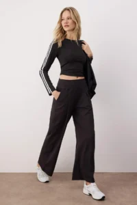 TRENDYOLMİLLA Black Brushed Soft Material Knitting Sports Sweatpants - Image 3
