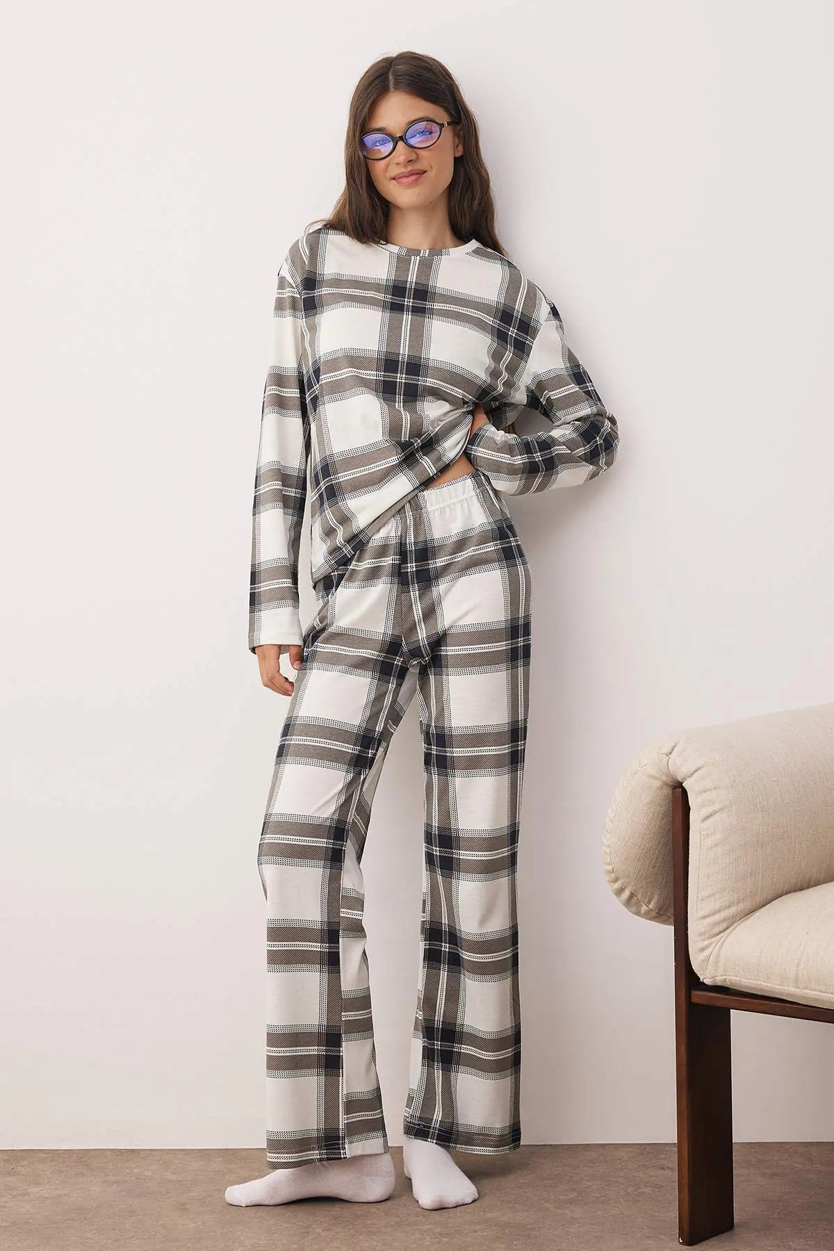 THMAW26PT00046-BLACK-WHITE_1