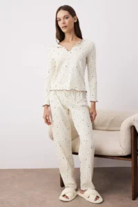 TRENDYOLMiLLA Ecru Cotton Lycra Soft Touch Heart Baby Overlock Detailed Knitted Pajama Set - Image 2