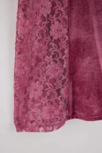TRENDYOLMİLLA Dusty ROSE Lace Detailed Velvet Knitting Nightgown - Image 2