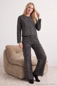 TRENDYOLMİLLA Anthracite 100% Cotton Leopard Knitting Pajama Set - Image 3