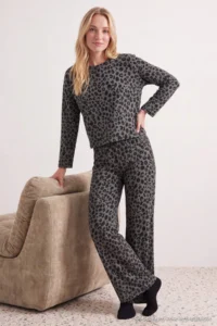TRENDYOLMİLLA Anthracite 100% Cotton Leopard Knitting Pajama Set - Image 4