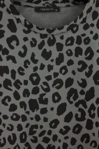 TRENDYOLMİLLA Anthracite 100% Cotton Leopard Knitting Pajama Set - Image 7