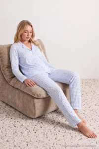 TRENDYOLMiLLA Mavi Plaid and Heart Patterned Soft Touch Knitted Pajama Set - Image 4