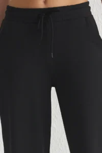 TRENDYOLMİLLA Black Warm-Keeping Scuba Material Sports Knitting Sweatpants with Fleece Inside - Image 4