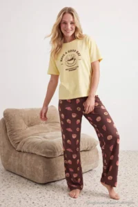 TRENDYOLMİLLA Yellow-Brown 100% Cotton Slogan Printed Brown Kruvasan Patterned Knitting Pajama Set - Image 2