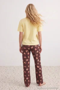 TRENDYOLMİLLA Yellow-Brown 100% Cotton Slogan Printed Brown Kruvasan Patterned Knitting Pajama Set - Image 3
