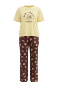 TRENDYOLMİLLA Yellow-Brown 100% Cotton Slogan Printed Brown Kruvasan Patterned Knitting Pajama Set - Image 4