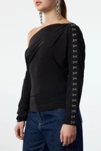 TRENDYOLMİLLA Black Boat Neck Agraf Detailed Knitting Blouse - Image 3