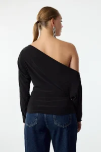 TRENDYOLMİLLA Black Boat Neck Agraf Detailed Knitting Blouse - Image 5