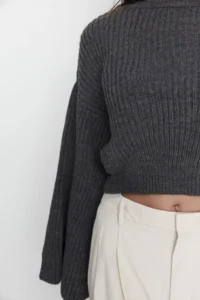 TRENDYOLMİLLA Anthracite Crop Wide Pattern Spanish Arm Knitwear Sweater - Image 4