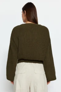 TRENDYOLMİLLA Khaki Crop Wide Pattern Spanish Arm Knitwear Sweater - Image 5