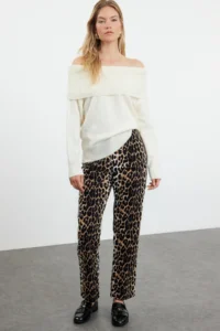 TRENDYOLMİLLA Ecru Soft textured Carmen Collar Knitwear Sweater - Image 3