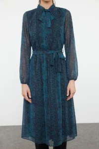 TRENDYOLMİLLA Emerald Green Snake Patterned skater/Waist Flared Midi Weaving Siphon Dress - Image 3