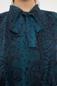 TRENDYOLMİLLA Emerald Green Snake Patterned skater/Waist Flared Midi Weaving Siphon Dress - Image 4
