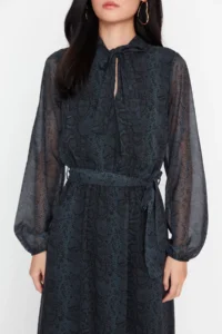 TRENDYOLMİLLA Emerald Green Snake Patterned skater/Waist Flared Midi Weaving Siphon Dress - Image 9
