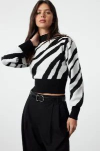 TRENDYOLMİLLA Black Zebra Patterned Crop Knitwear Sweater