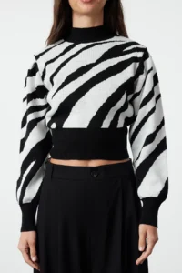 TRENDYOLMİLLA Black Zebra Patterned Crop Knitwear Sweater - Image 3