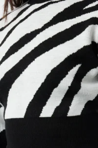 TRENDYOLMİLLA Black Zebra Patterned Crop Knitwear Sweater - Image 4