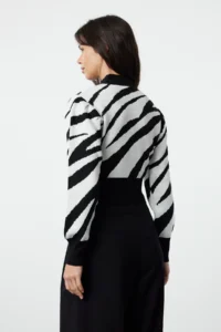 TRENDYOLMİLLA Black Zebra Patterned Crop Knitwear Sweater - Image 5