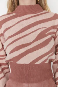 TRENDYOLMİLLA Dusty ROSE Zebra Patterned Crop Knitwear Sweater - Image 3
