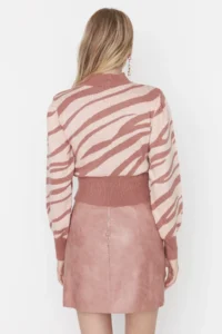 TRENDYOLMİLLA Dusty ROSE Zebra Patterned Crop Knitwear Sweater - Image 5