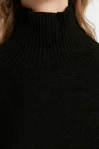 TRENDYOLMİLLA Black Super Crop Basic Knitwear Sweater - Image 4