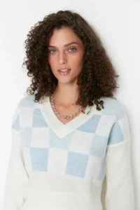 TRENDYOLMİLLA Ecru Crop Soft textured Patterned Knitwear Sweater - Image 2