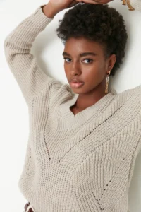 TRENDYOLMİLLA Beige Cellular/Delikli V-neck Knitwear Sweater - Image 2