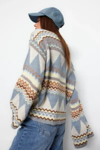 TRENDYOLMİLLA Gray Wide Pattern Crew Neck Knitwear Sweater - Image 3