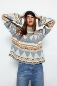 TRENDYOLMİLLA Gray Wide Pattern Crew Neck Knitwear Sweater - Image 4