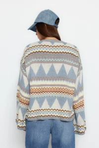 TRENDYOLMİLLA Gray Wide Pattern Crew Neck Knitwear Sweater - Image 5