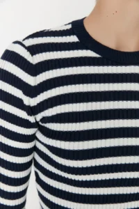 TRENDYOLMİLLA NAVY BLUE Basic Striped Knitwear Sweater - Image 4
