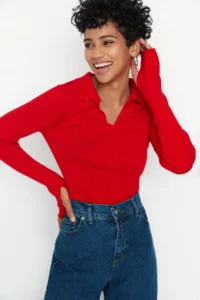 TRENDYOLMİLLA Red Sleeve Ucu Detailed Polo Shirt Collar Knitwear Sweater - Image 3
