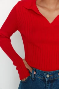 TRENDYOLMİLLA Red Sleeve Ucu Detailed Polo Shirt Collar Knitwear Sweater - Image 4