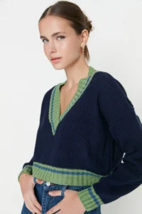 TRENDYOLMİLLA NAVY BLUE Crop College Themed Knitwear Sweater - Image 2